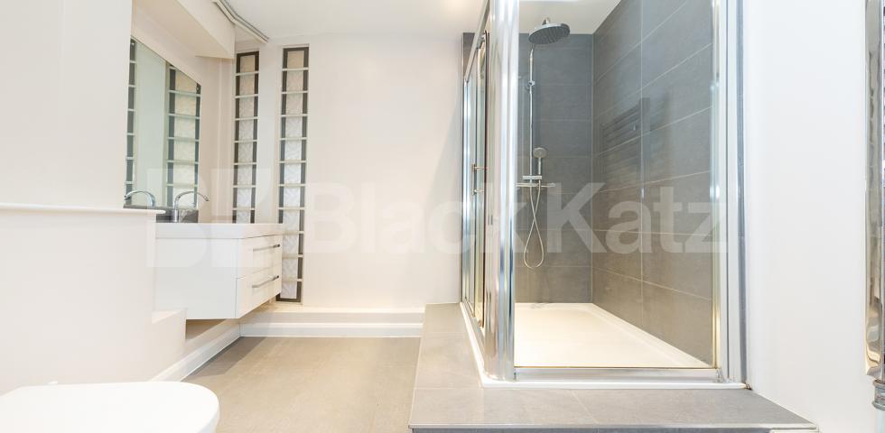 			VIRTUAL TOUR AVAILABLE!, 3 Bedroom, 1 bath, 1 reception Apartment			 Dove Road, CANONBURY-ISLINGTON